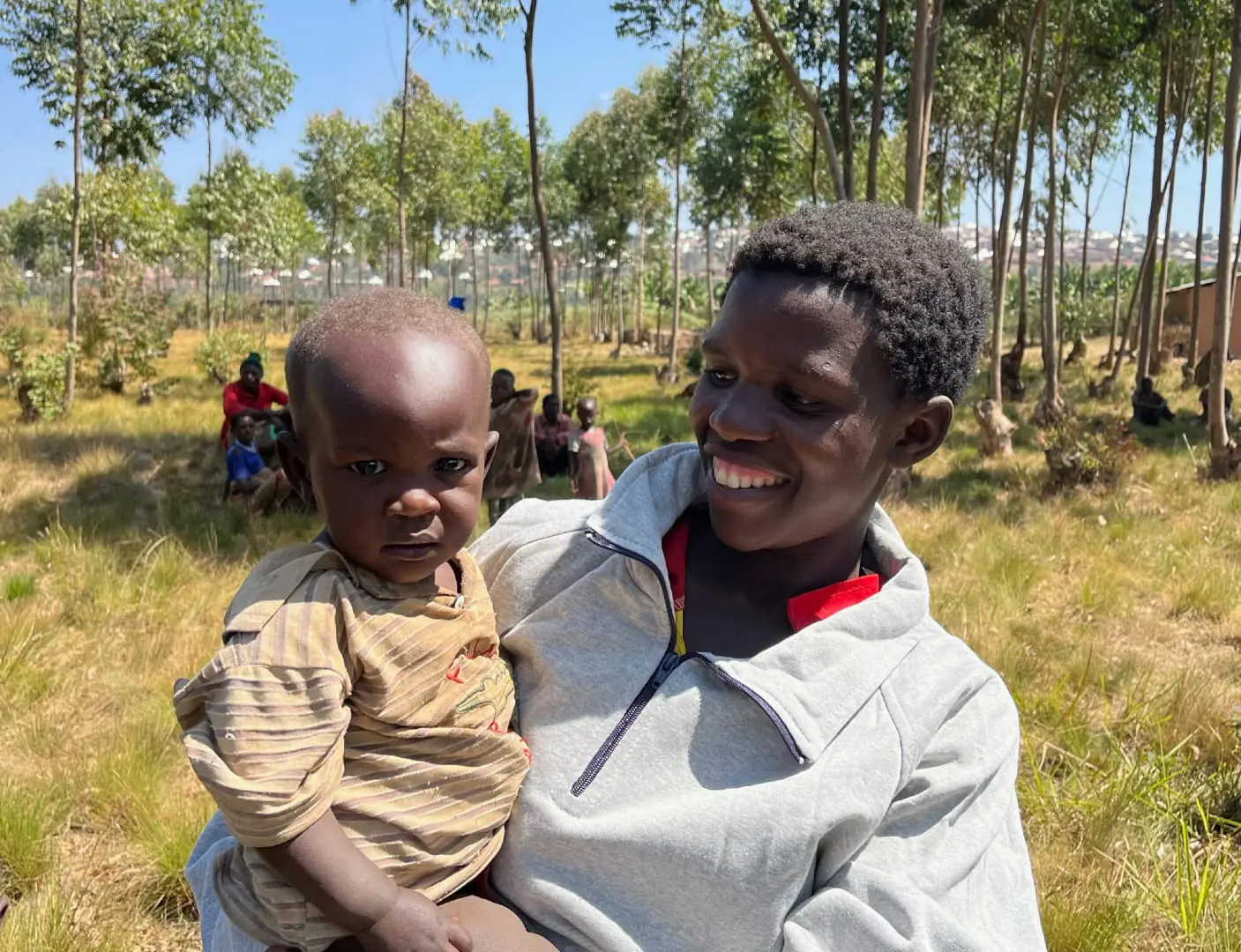 Madre e hijo en poblado batwa