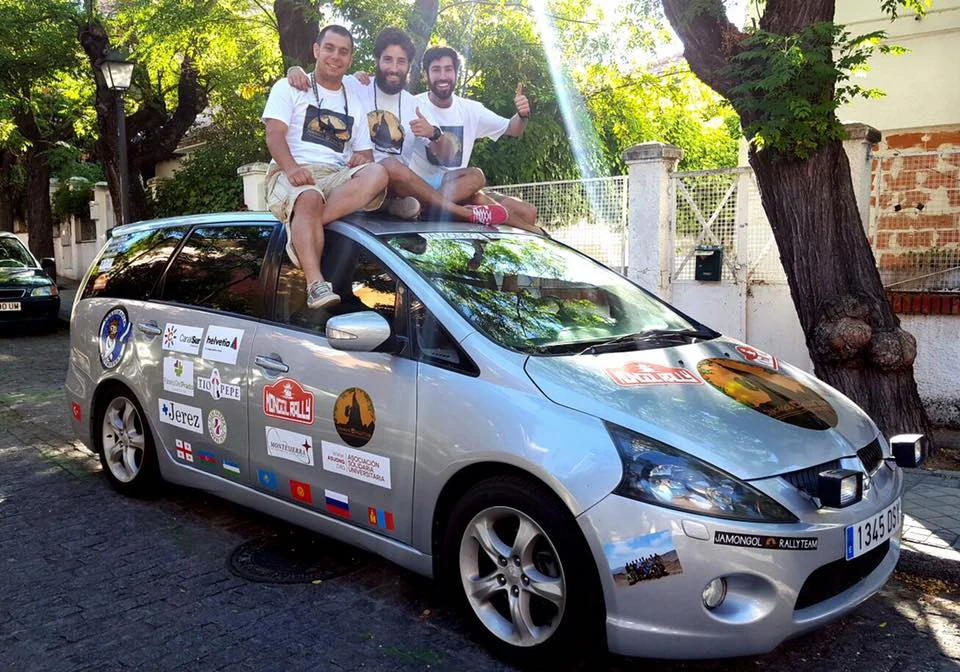 Una jamoneta, tres locos y un fin solidario de Jerez a Mongolia