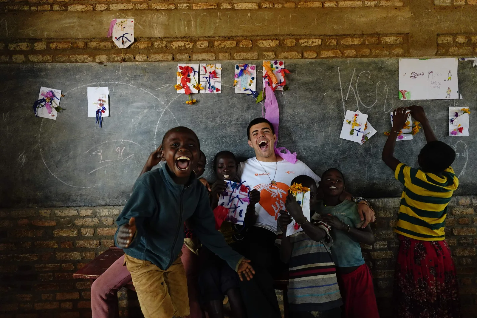 Voluntario con niños de la escuela