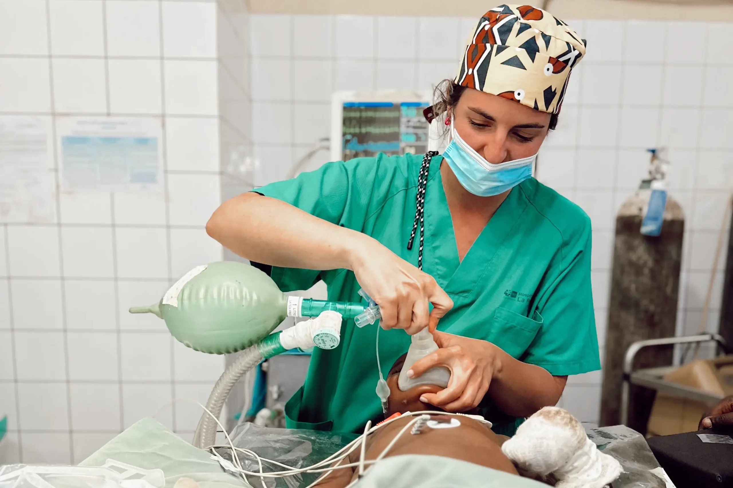 Médico de Komera operando a un niño