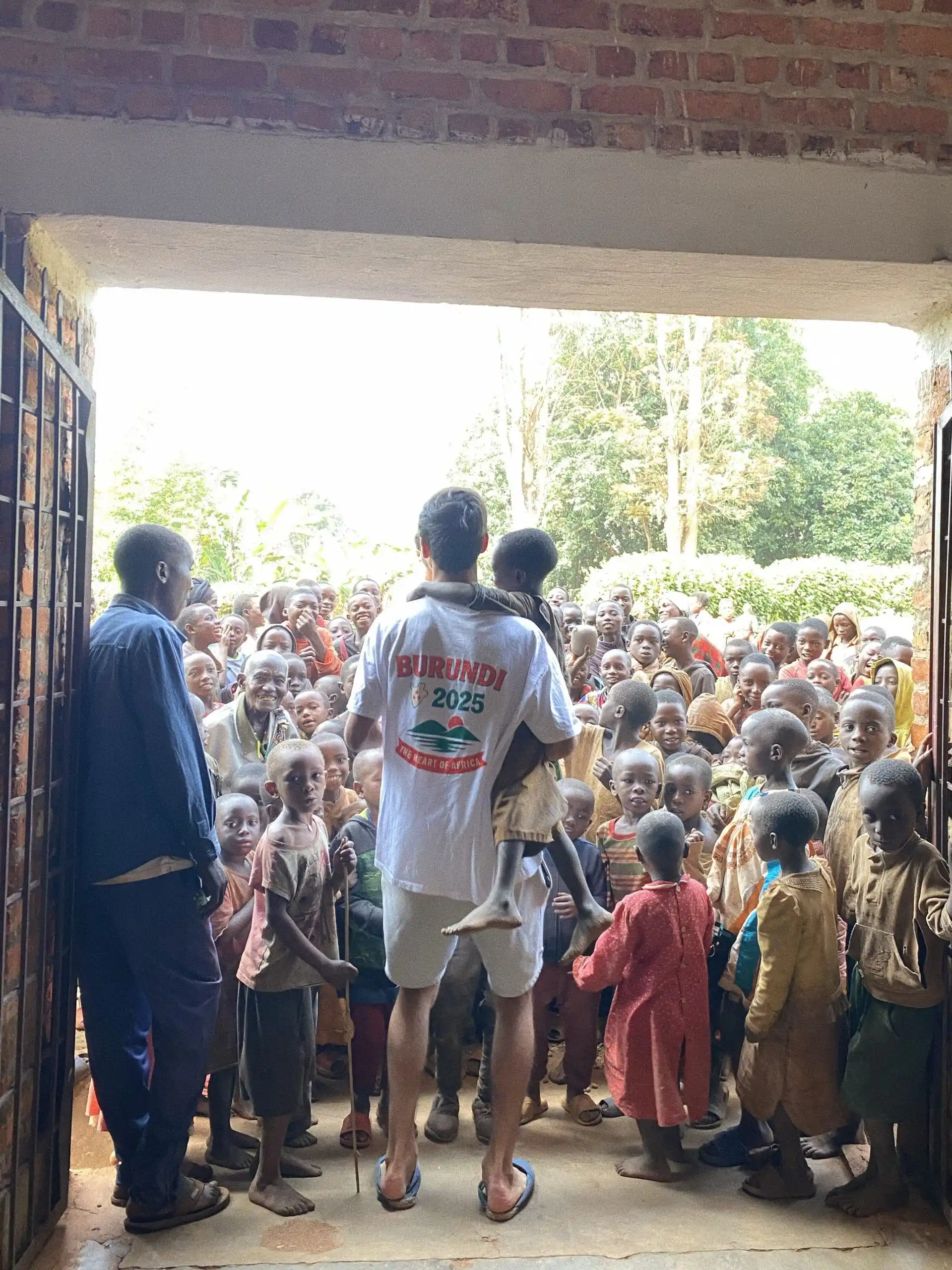 Niños de Mureke recibiendo a voluntarios de KOMERA